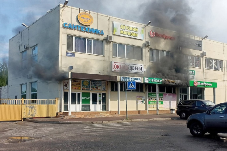 Во Всеволожске сотрудники Росгвардии обнаружили задымление в ТЦ и организовали эвакуацию персонала и посетителей