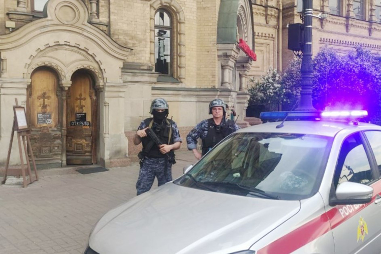 В Василеостровском районе сотрудники Росгвардии задержали правонарушителей, взобравшихся на купол храма на 15-й линии