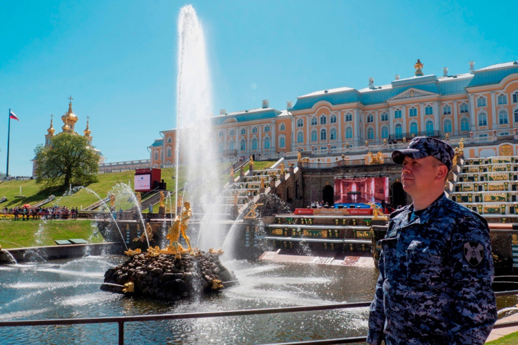 В Санкт-Петербурге сотрудники и военнослужащие Росгвардии обеспечили безопасность на Весеннем празднике фонтанов в Петергофе