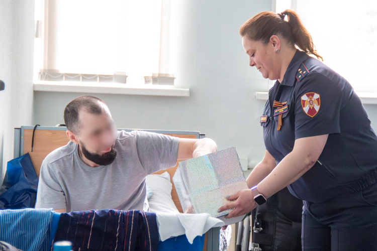 Сотрудники Росгвардии поздравили с Днем Победы пациентов госпиталя Военно-медицинской академии имени С.М.Кирова