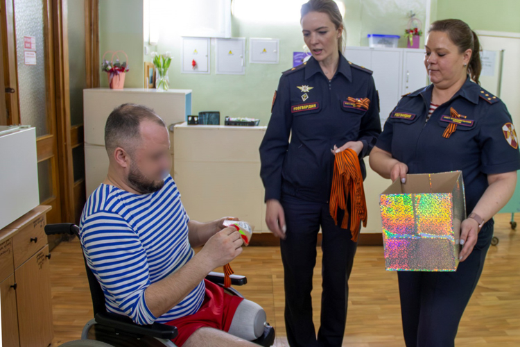 Сотрудники Росгвардии поздравили с Днем Победы пациентов госпиталя Военно-медицинской академии имени С.М.Кирова