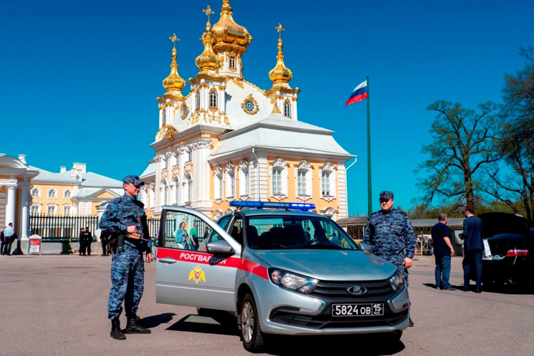 В Санкт-Петербурге сотрудники и военнослужащие Росгвардии обеспечили безопасность на Весеннем празднике фонтанов в Петергофе