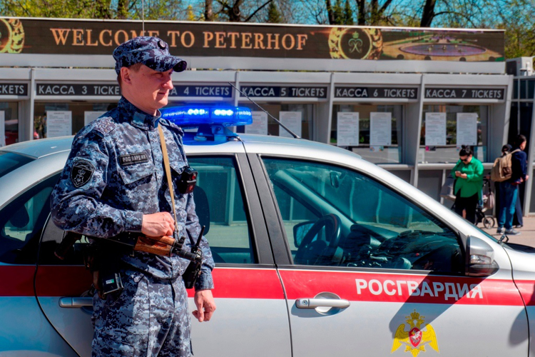 В Санкт-Петербурге сотрудники и военнослужащие Росгвардии обеспечили безопасность на Весеннем празднике фонтанов в Петергофе