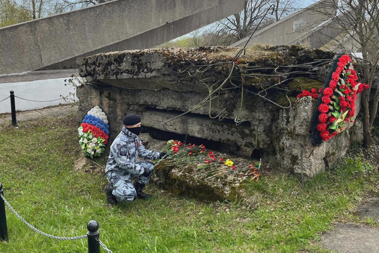 Сотрудники петербургского ОМОН «Бастион» Росгвардии почтили память защитников Отечества