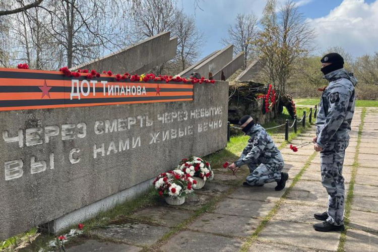 Сотрудники петербургского ОМОН «Бастион» Росгвардии почтили память защитников Отечества