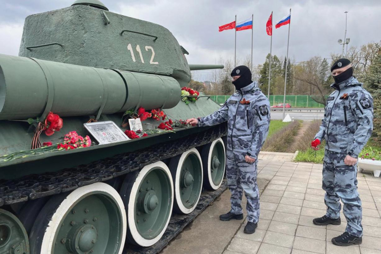 Сотрудники петербургского ОМОН «Бастион» Росгвардии почтили память защитников Отечества