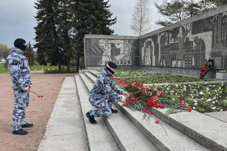 Сотрудники петербургского ОМОН «Бастион» Росгвардии почтили память защитников Отечества