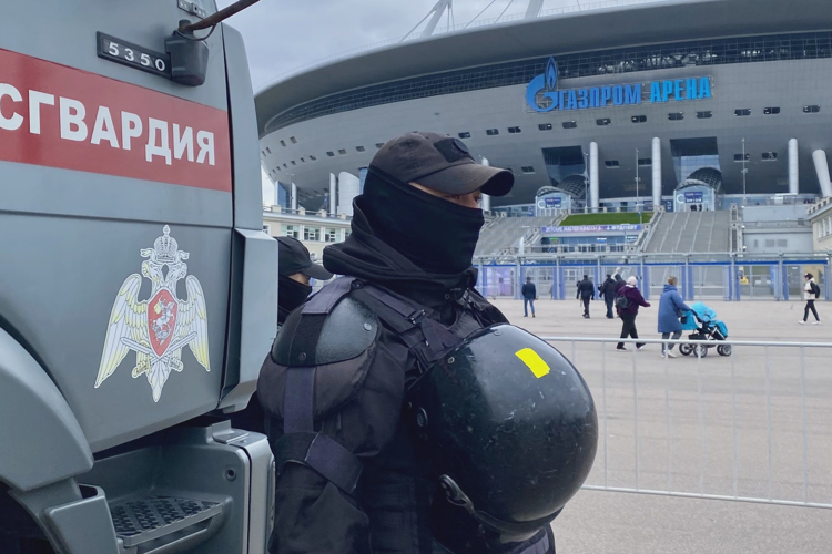 В Санкт-Петербурге сотрудники и военнослужащие Росгвардии обеспечили правопорядок при проведении футбольного матча «Зенит» - «ЦСКА»