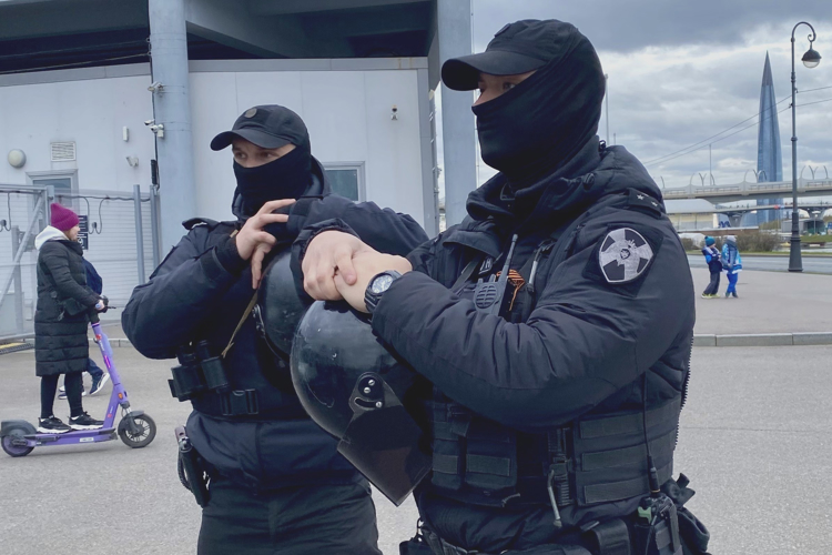 В Санкт-Петербурге сотрудники и военнослужащие Росгвардии обеспечили правопорядок при проведении футбольного матча «Зенит» - «ЦСКА»