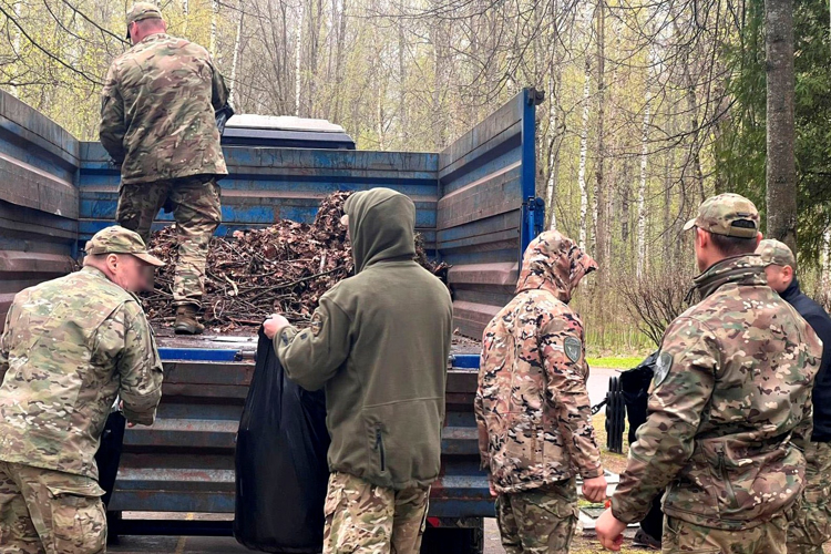 Сотрудники СОБР ГУ Росгвардии приняли участие во Всероссийском субботнике «Вахта Памяти»