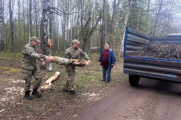 Сотрудники СОБР ГУ Росгвардии приняли участие во Всероссийском субботнике «Вахта Памяти»