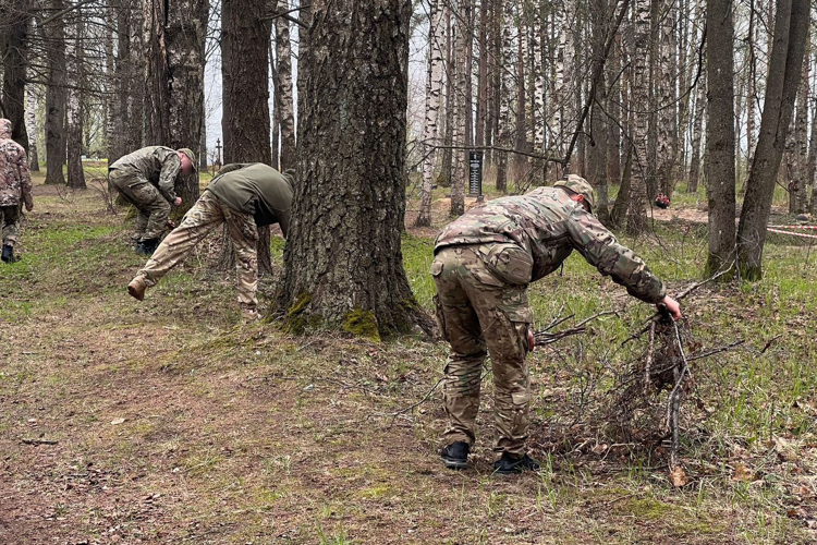 Сотрудники СОБР ГУ Росгвардии приняли участие во Всероссийском субботнике «Вахта Памяти»