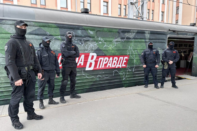 В Санкт-Петербурге сотрудники ГУ Росгвардии посетили передвижную выставку Министерства обороны России «Сила в правде»