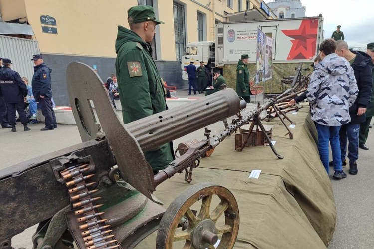 В Санкт-Петербурге сотрудники ГУ Росгвардии посетили передвижную выставку Министерства обороны России «Сила в правде»