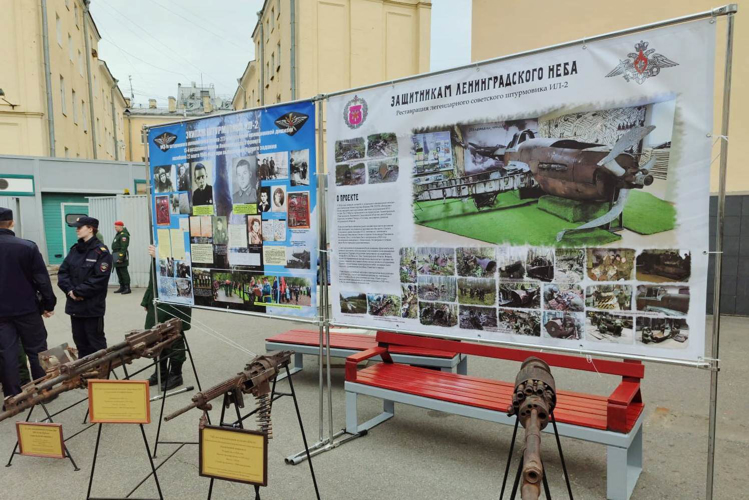 В Санкт-Петербурге сотрудники ГУ Росгвардии посетили передвижную выставку Министерства обороны России «Сила в правде»