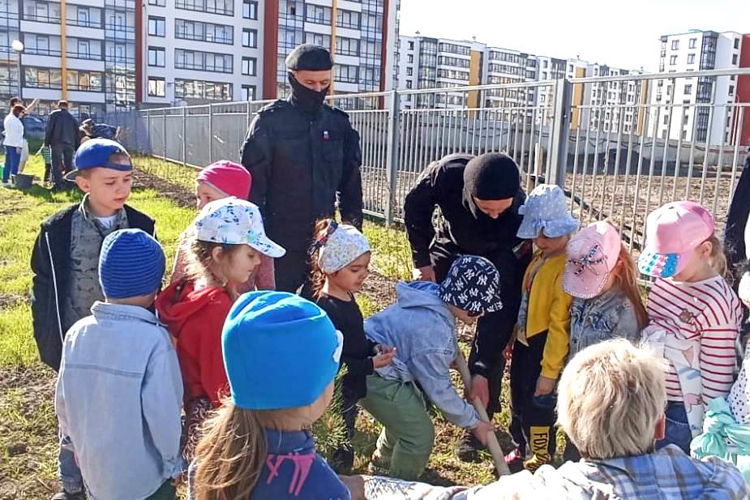 В Красносельском районе сотрудники Росгвардии приняли участие в акции «Сирень Победы»