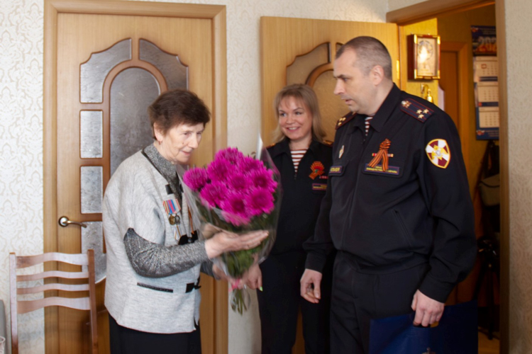 Сотрудники вневедомственной охраны поздравили ветеранов службы, жителей блокадного Ленинграда, с наступающим Днем Победы