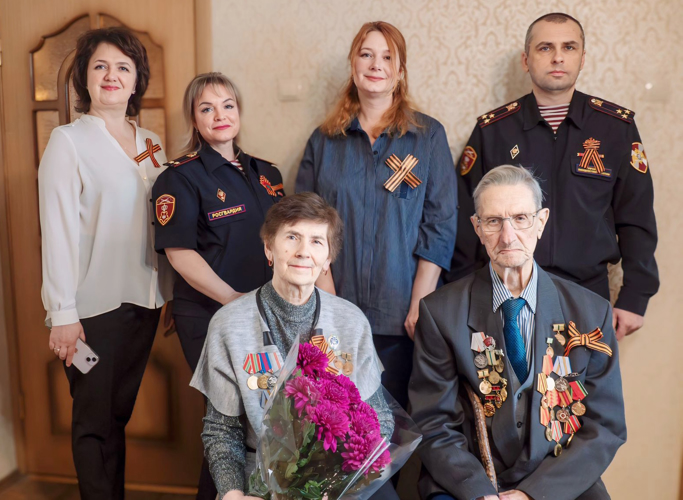 Сотрудники вневедомственной охраны поздравили ветеранов службы, жителей блокадного Ленинграда, с наступающим Днем Победы