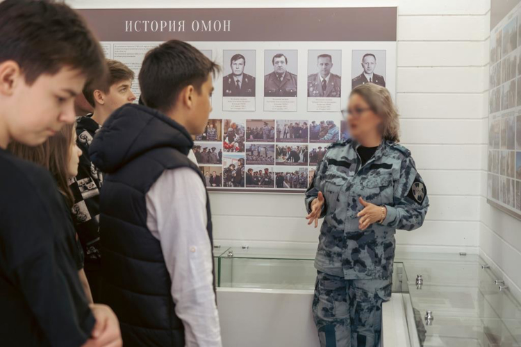 Школьники Фрунзенского района посетили базу расположения ОМОН «Бастион» Росгвардии