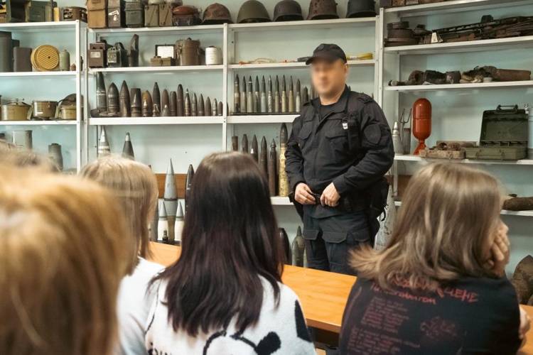 Школьники Фрунзенского района посетили базу расположения ОМОН «Бастион» Росгвардии