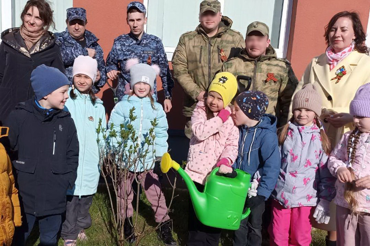 В Красносельском районе сотрудники и военнослужащие Росгвардии приняли участие в высадке кустов сирени