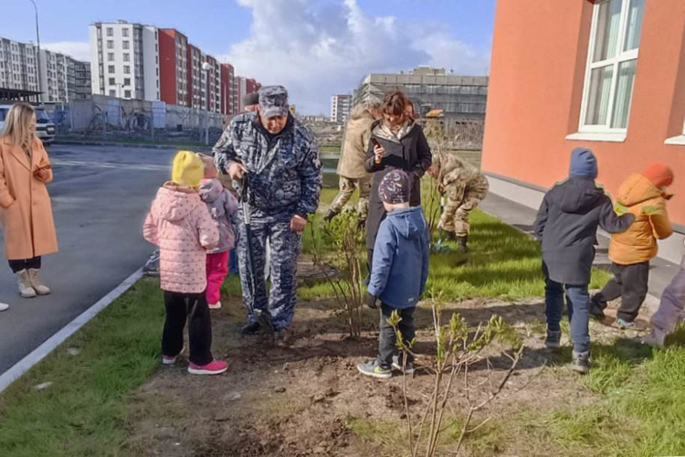 В Красносельском районе сотрудники и военнослужащие Росгвардии приняли участие в высадке кустов сирени