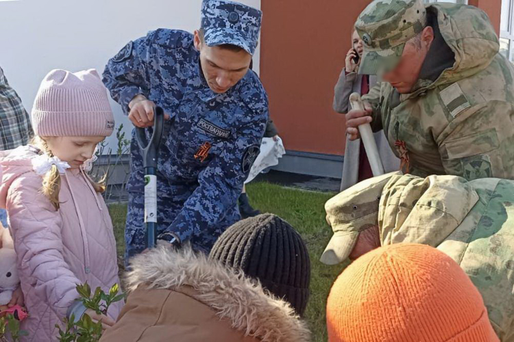 В Красносельском районе сотрудники и военнослужащие Росгвардии приняли участие в высадке кустов сирени