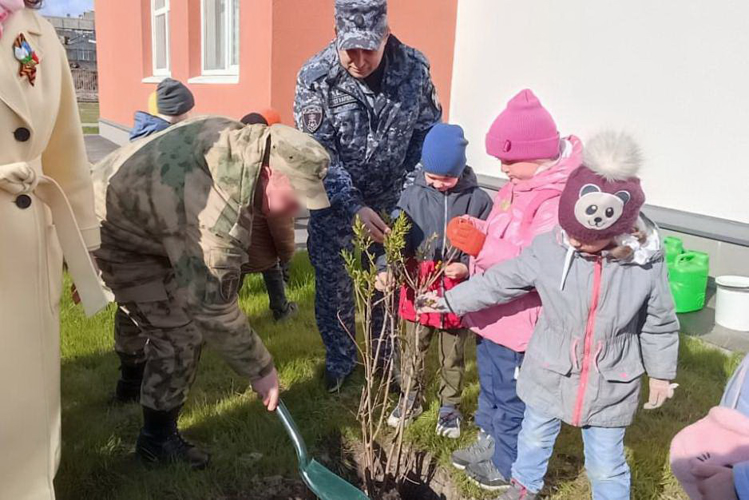 В Красносельском районе сотрудники и военнослужащие Росгвардии приняли участие в высадке кустов сирени