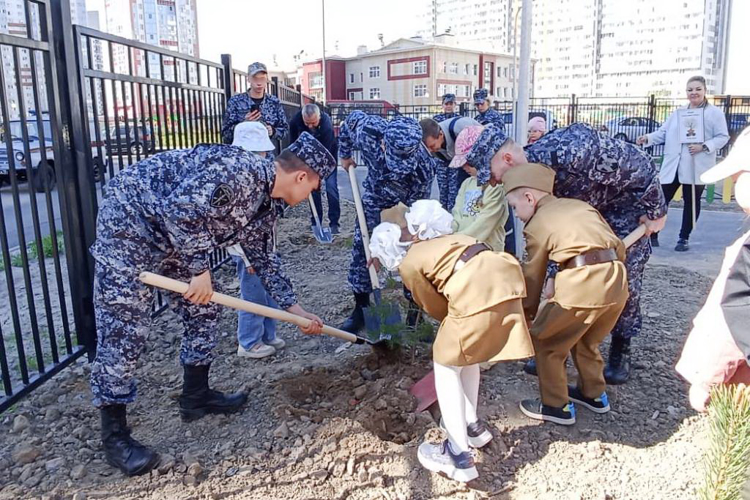 В Красносельском районе сотрудники Росгвардии приняли участие в акции «Сирень Победы»