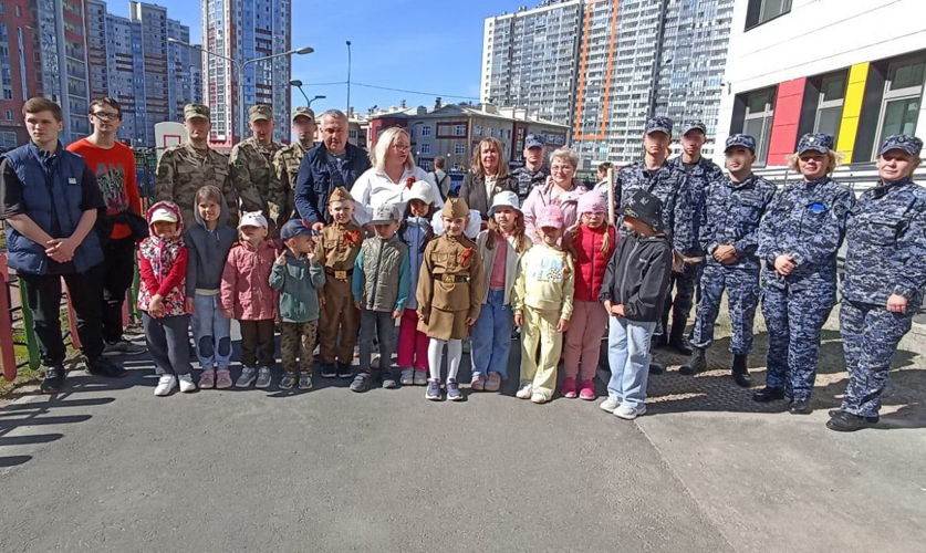 В Красносельском районе сотрудники Росгвардии приняли участие в акции «Сирень Победы»
