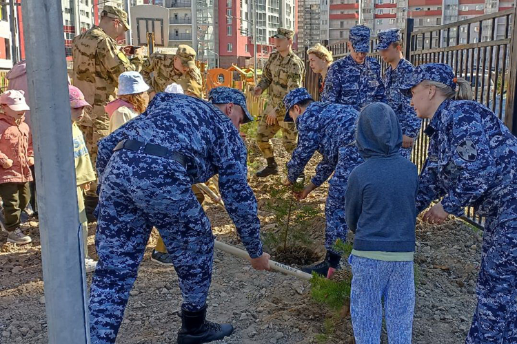 В Красносельском районе сотрудники Росгвардии приняли участие в акции «Сирень Победы»