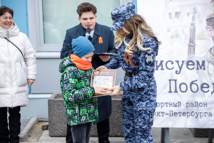 В Санкт-Петербурге сотрудники Росгвардии приняли участие в торжественной церемонии завершения фестиваля «Эстафета вечной памяти»