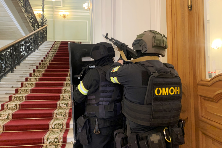 В Санкт-Петербурге сотрудники Росгвардии провели тактико-специальные занятия по нейтрализации вооруженного преступника