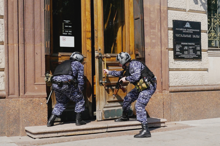 В Санкт-Петербурге сотрудники Росгвардии провели тактико-специальные занятия по нейтрализации вооруженного преступника