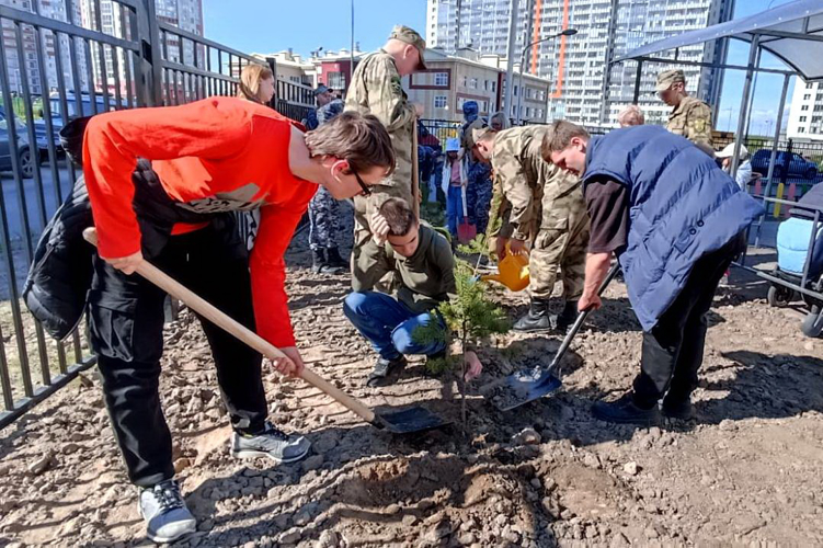 В Красносельском районе сотрудники Росгвардии приняли участие в акции «Сирень Победы»