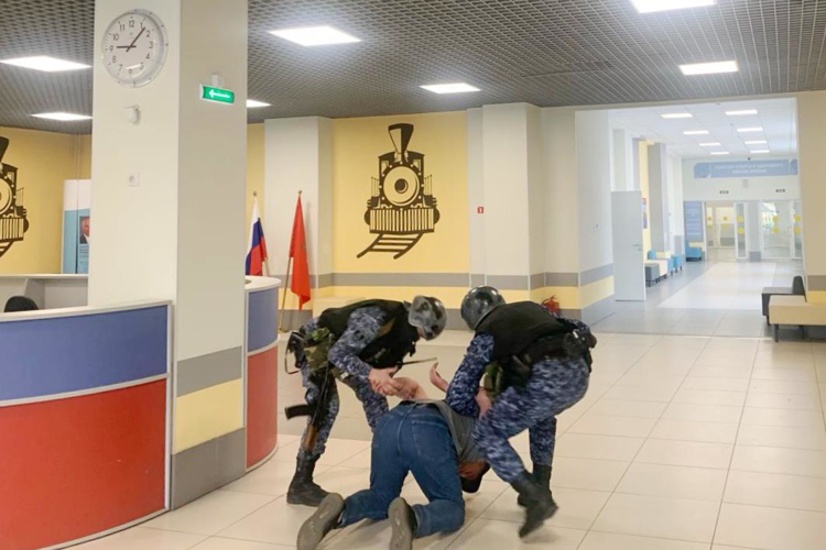 В Санкт-Петербурге и Ленинградской области сотрудники Росгвардии приняли участие в учениях на территориях школ