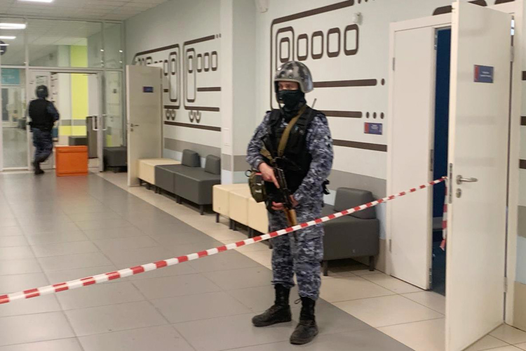 В Санкт-Петербурге и Ленинградской области сотрудники Росгвардии приняли участие в учениях на территориях школ