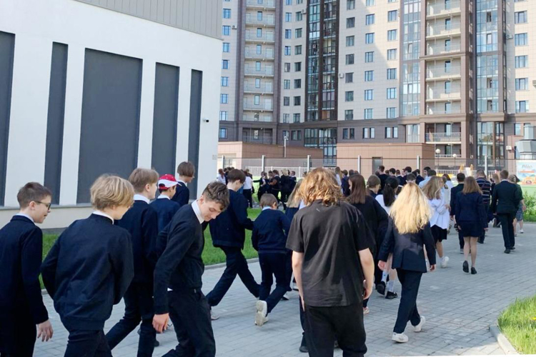 В Санкт-Петербурге и Ленинградской области сотрудники Росгвардии приняли участие в учениях на территориях школ