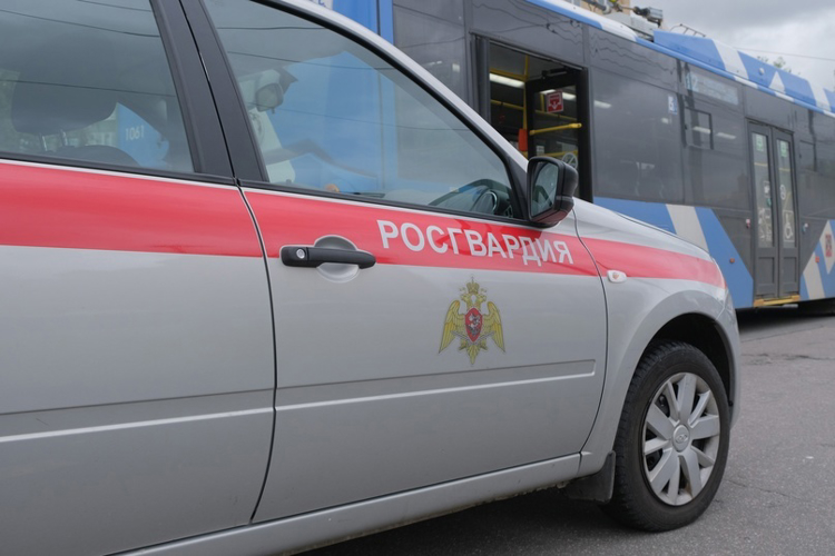 В Калининском районе наряд Росгвардии задержал агрессивного пассажира троллейбуса, нанесшего побои девушке