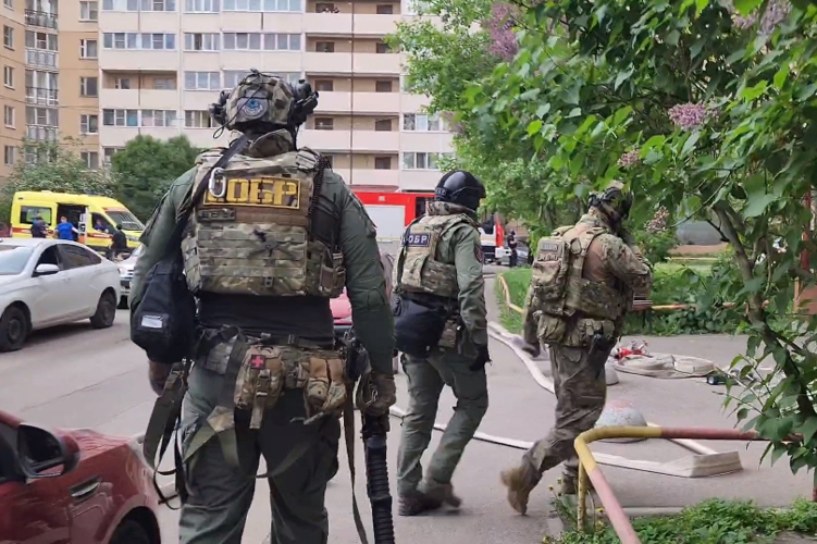 В Санкт-Петербурге СОБР Росгвардии нейтрализовал злоумышленника, открывшего стрельбу по людям и забаррикадировавшегося в квартире