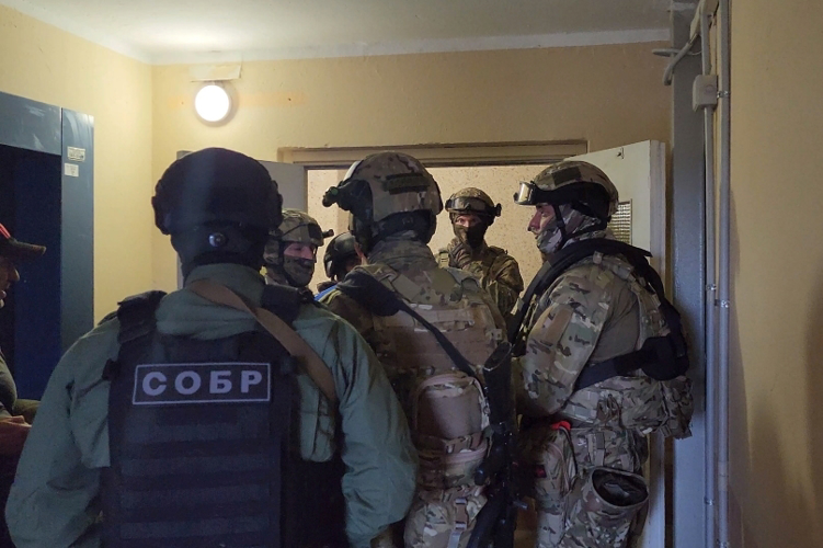 В Санкт-Петербурге СОБР Росгвардии нейтрализовал злоумышленника, открывшего стрельбу по людям и забаррикадировавшегося в квартире