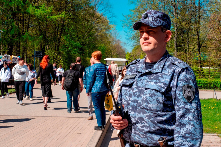 В Санкт-Петербурге сотрудники и военнослужащие Росгвардии обеспечили безопасность на Весеннем празднике фонтанов в Петергофе
