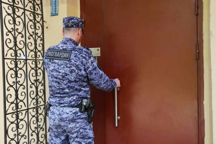 В Кировском районе наряд Росгвардии задержал гражданина, нанесшего телесные повреждения соседке