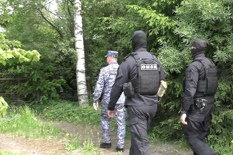 В Санкт-Петербурге и Ленобласти сотрудники Росгвардии проводят профилактические рейды по контролю за оборотом гражданского оружия