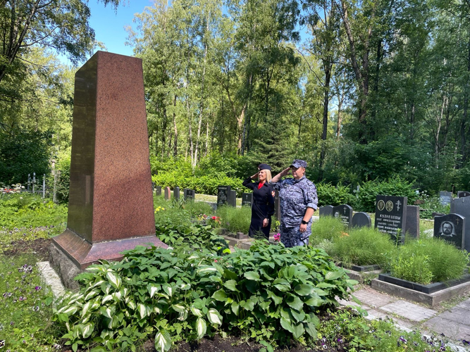 В Санкт-Петербурге сотрудники Росгвардии почтили память погибших в годы Великой Отечественной войны