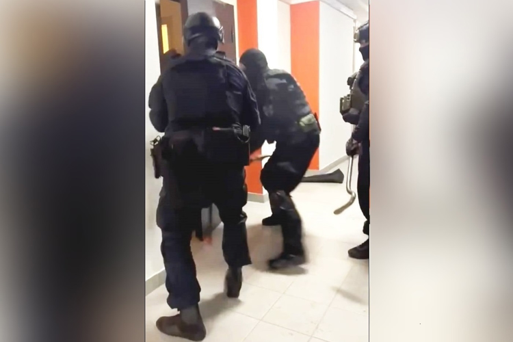 В Ленобласти бойцы ОМОН Росгвардии оказали содействие транспортной полиции в пресечении канала незаконной наркоторговли