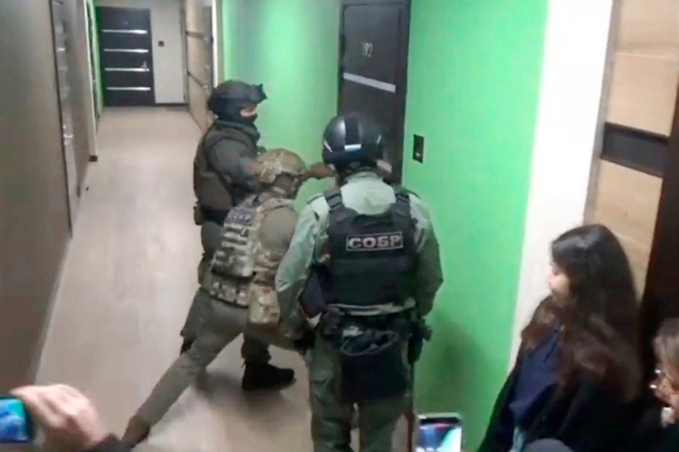 В Санкт-Петербурге сотрудники СОБР Росгвардии оказали содействие полиции в пресечении деятельности группы мошенников