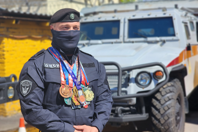 Сотрудник транспортного ОМОН Росгвардии занял 1 место на Кубке мира по пауэрлифтингу