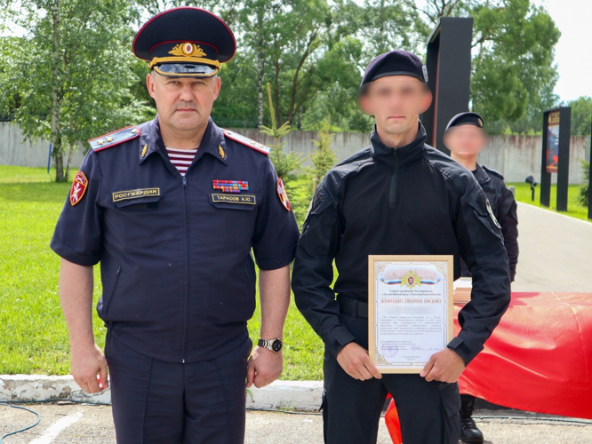 Командующий Северо-Западным округом Росгвардии вручил грамоты сотрудникам и военнослужащим ведомства за обеспечение безопасности XXVII ПМЭФ