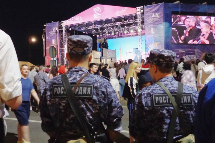 Сотрудники и военнослужащие Росгвардии обеспечили правопорядок при проведении праздничного концерта на Дворцовой площади